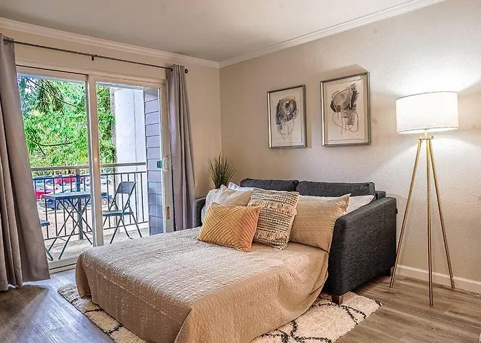 Condo With King Bed, Walk To Microsoft & Park