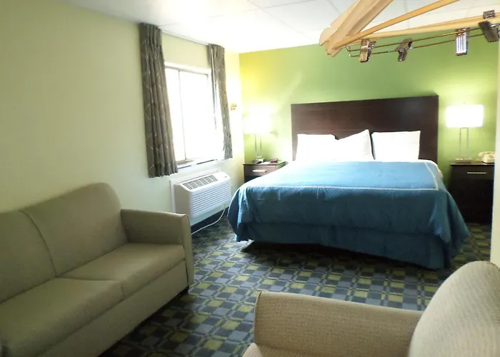 Travelodge By Wyndham Cleveland Lakewood