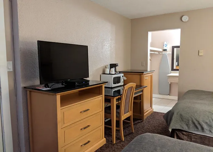 Howard Johnson By Wyndham Downtown Kamloops