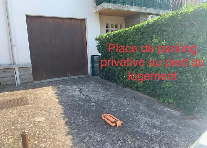 Cassis Lovers And Baby Option Parking