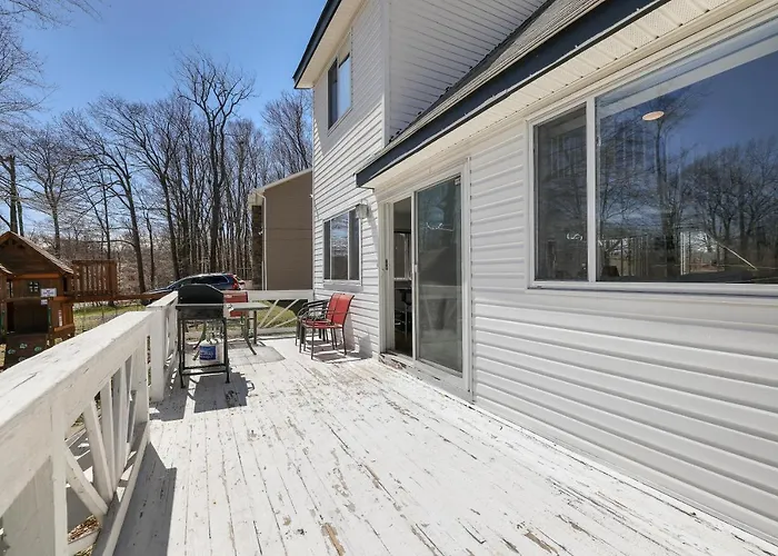 Cozy Poconos Mountain House With 3 Bedrooms