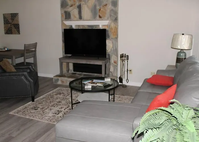Cheerful 2-Bedroom, 2 Bath With Private Parking