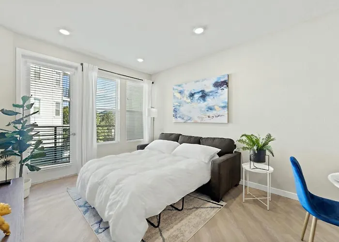 Sparks Marina 1Br Pool, Balcony & Waterfront