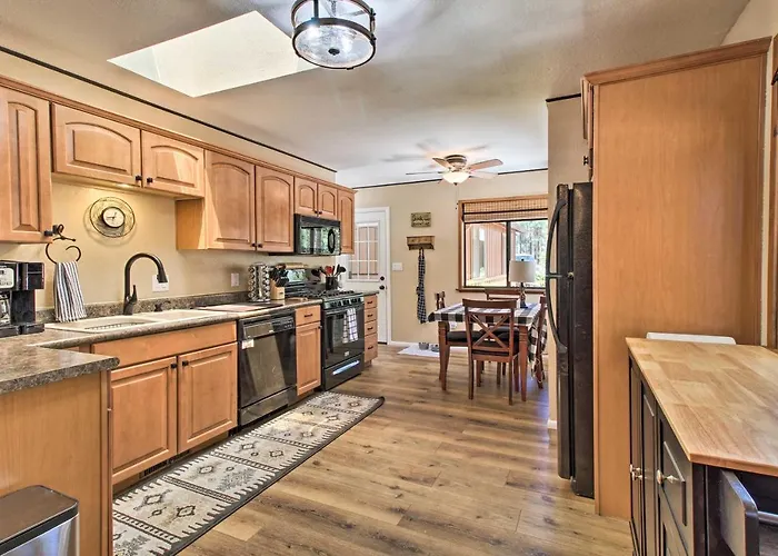 Fireplace, Deck & Grill: Pinetop Cabin Rental!