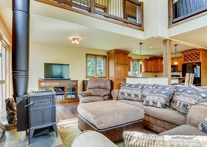 Immaculate Mountain Home Surrounded By Pine Trees With Hot Tub - Claim Jumper Getaway