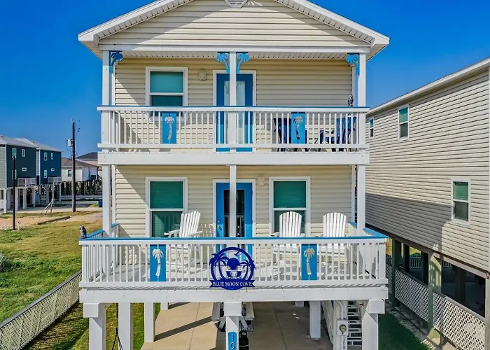 Walk To Shore & Eats: Surfside Beach House