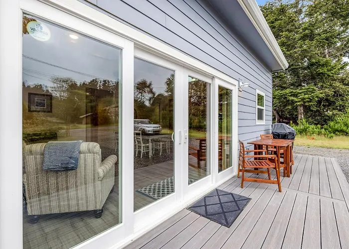New Home- Minutes From Beach Foosball & Yard