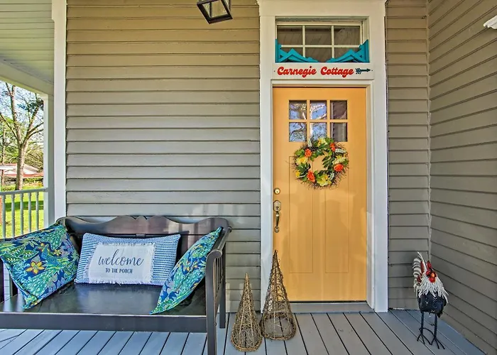 Renovated 'Carnegie Cottage' - Walk To Dtwn!