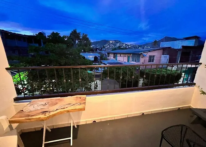 Lovely Studio Apartment With Balcony Ac & Wi-Fi, Minutes From Downtown!