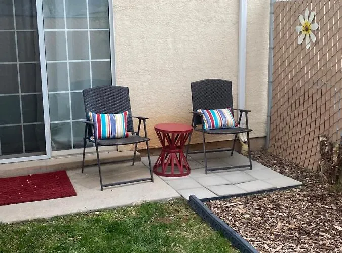 Red Hen Rental - 2 Bed With 1 Full Bath 1 Half Bath Full Kitchen