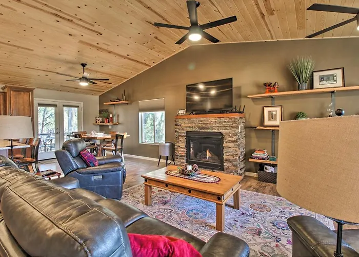 1 Mi To Rainbow Lake: Newly Built & Woodsy Retreat
