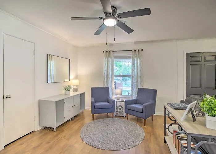 1 Mi To Main St: Brenham Retreat W/ Game Room