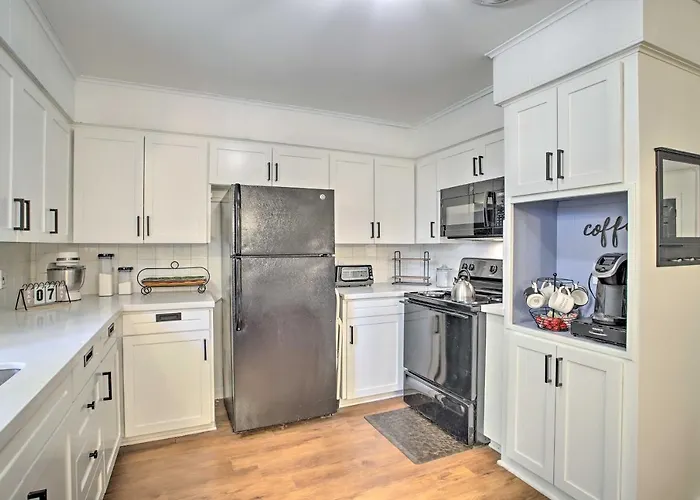 1 Mi To Main St: Brenham Retreat W/ Game Room