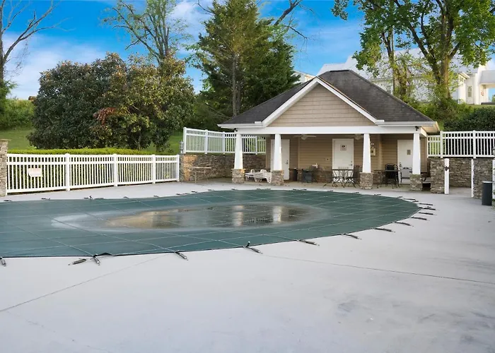 Luxe Quiet Townhouse W/Parking/Pool/By Dollywood