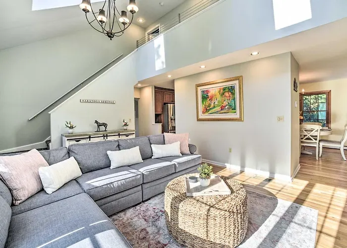 Family-Friendly Retreat W/ Hot Tub: 1 Mi To Dtwn