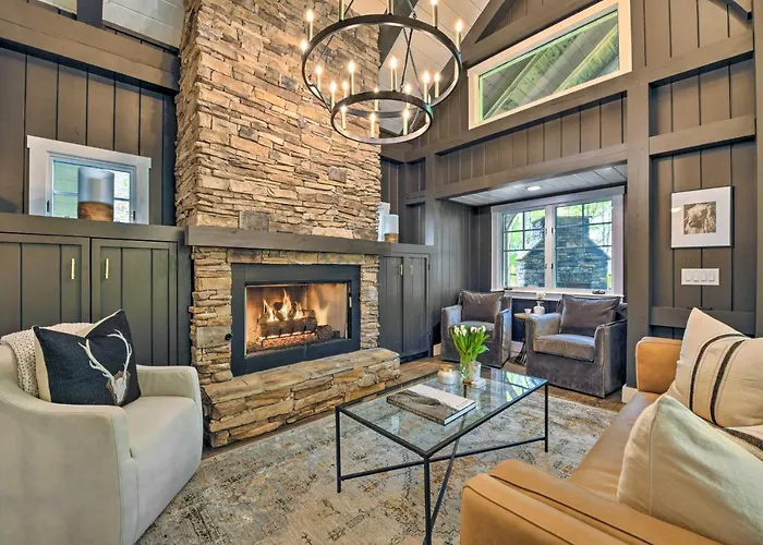 Mountain Retreat W/ 2 Fireplaces & 3 King Suites