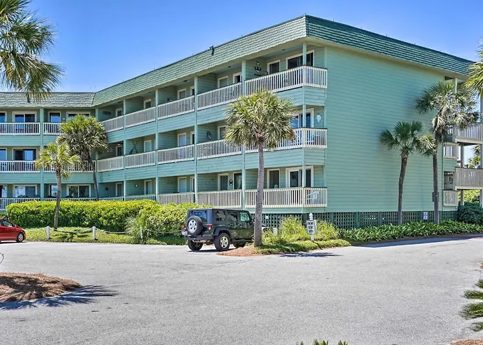 Beachfront Isle Of Palms Condo W/ Balcony & Pool!