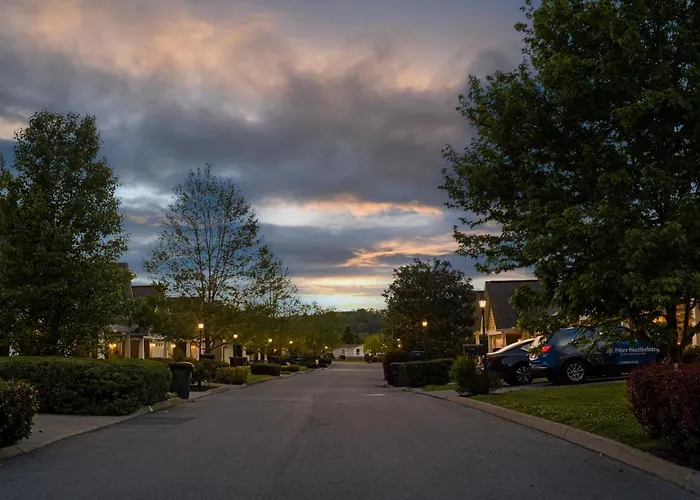 Luxe Quiet Townhouse W/Parking/Pool/By Dollywood