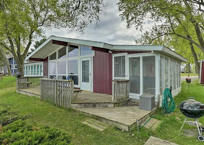 Lakefront Cottage Near Wineries + State Parks!