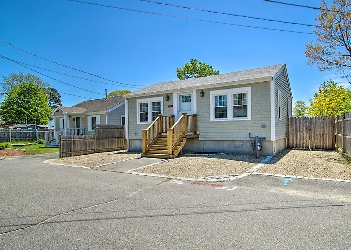 Walk To Swift'S Beach! Classic Cottage W/ Deck