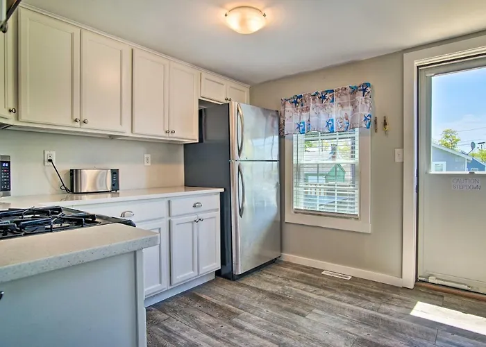 Walk To Swift'S Beach! Classic Cottage W/ Deck