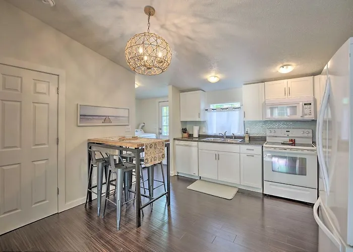 Breezy Coloma Getaway W/ Grill - 1 Mi To Beaches!