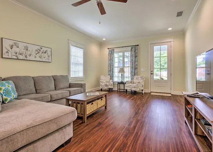 2 Mi To Dauphin St! Charming Home In Mobile