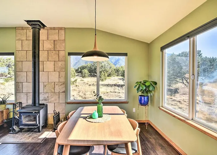 Cozy Remote Retreat • Mountain Views • Stargazing