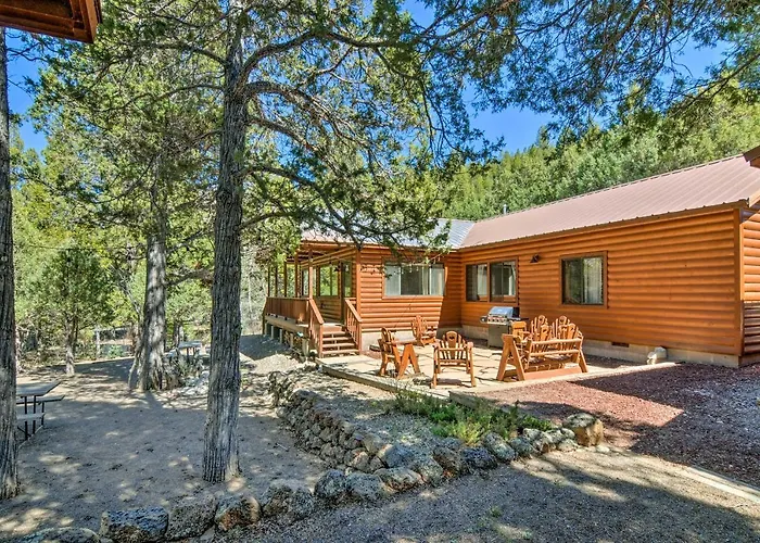 Hatch Retreat W/ Deck, Grill & Creek Access!
