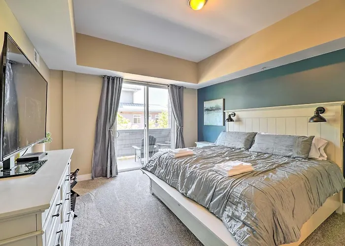 Grand Haven Condo - Walk To Nearby Hot Spots!