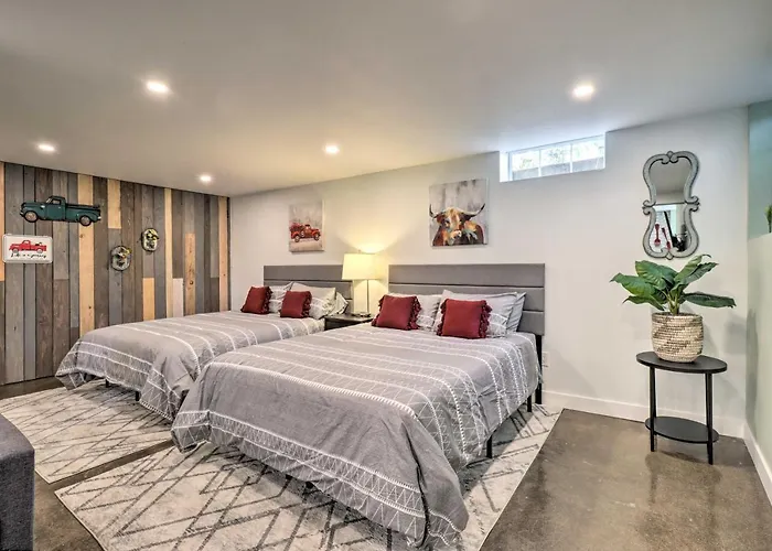 Ski & Hike: Cozy Dtwn Reno Studio W/ Fireplace