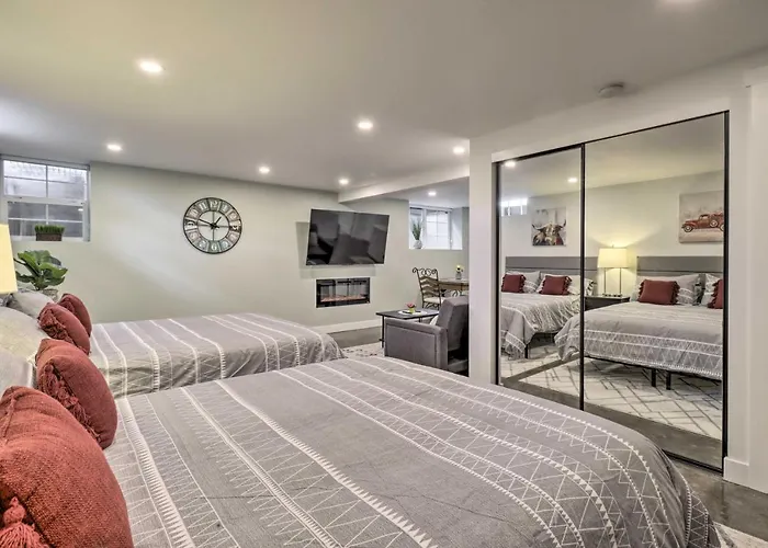 Ski & Hike: Cozy Dtwn Reno Studio W/ Fireplace