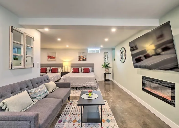 Ski & Hike: Cozy Dtwn Reno Studio W/ Fireplace