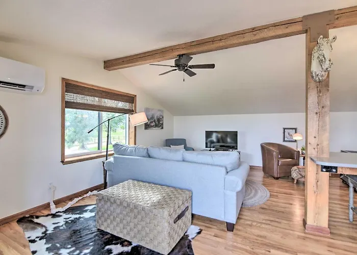 Lovely Barn Loft W/ Mountain Views On Horse Estate