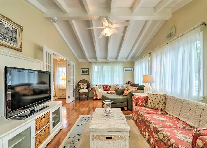 Near Craigville Beach & Main St! Sunny Cottage