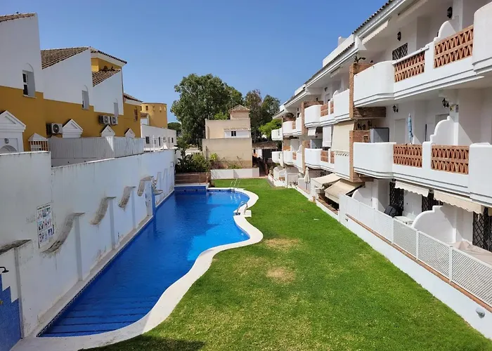 Apartamento En Rota Con Piscina Y Parking Junto Al Mar
