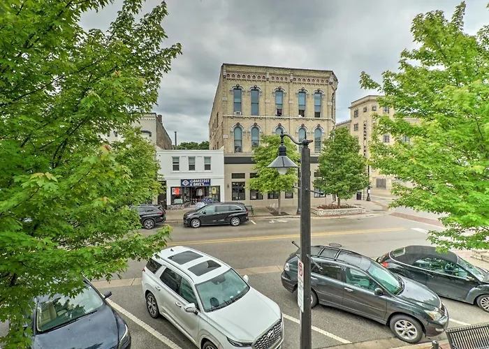 Cute Grand Haven Apartment: Walk Downtown Streets!