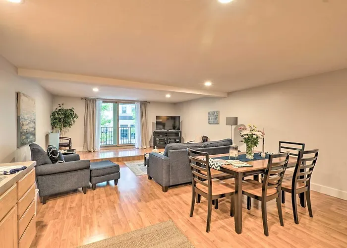 Cute Grand Haven Apartment: Walk Downtown Streets!