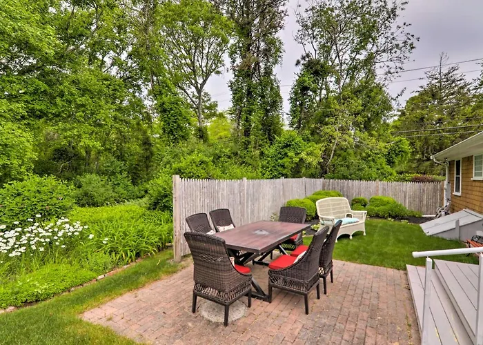 Near Craigville Beach & Main St! Sunny Cottage