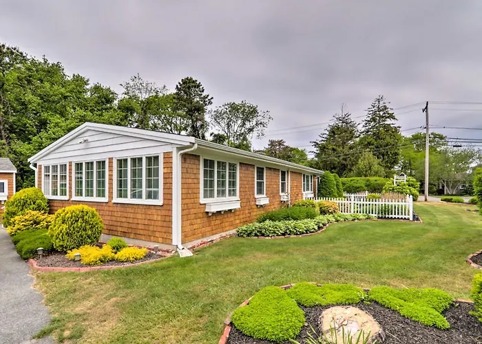 Near Craigville Beach & Main St! Sunny Cottage