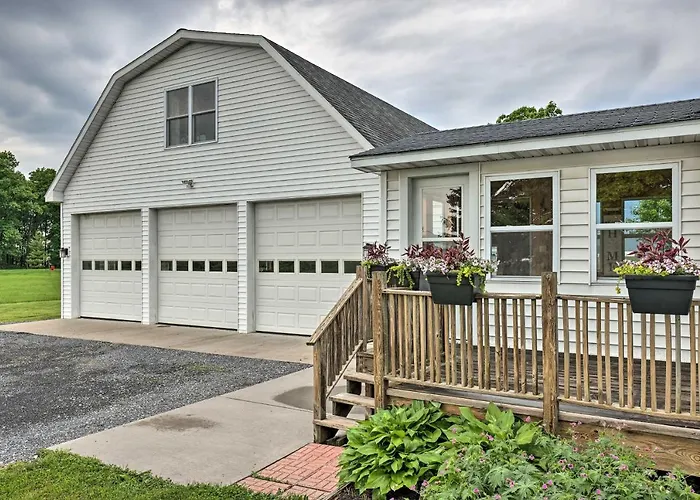 Cozy Seneca Falls Home Close To Cayuga Wine Trail!