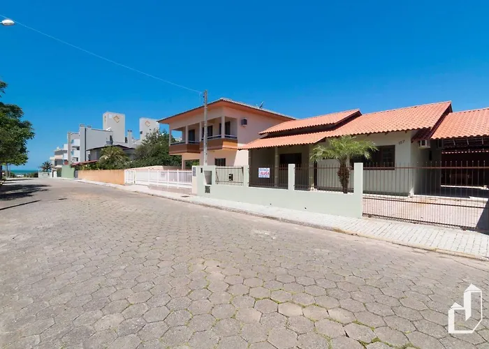 Casa térrea com 03 dormitórios perfeita para suas férias