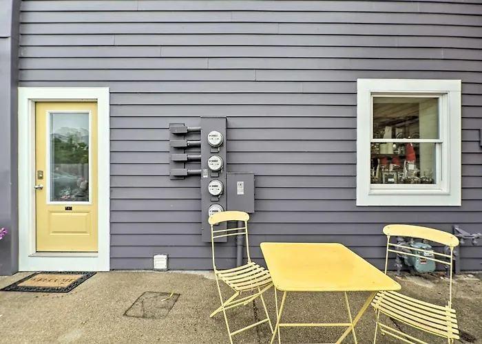 Cute Grand Haven Apartment: Walk Downtown Streets!
