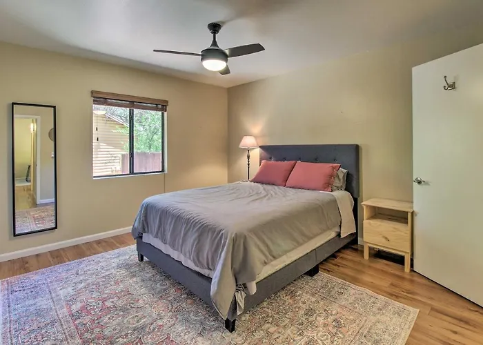 Cozy Forest Retreat! Pet-Friendly Pinetop Cabin
