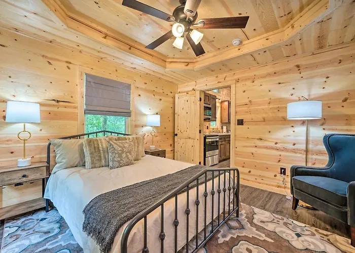 Hot Tub Relaxation! Dreamy Cabin Near Beavers Bend