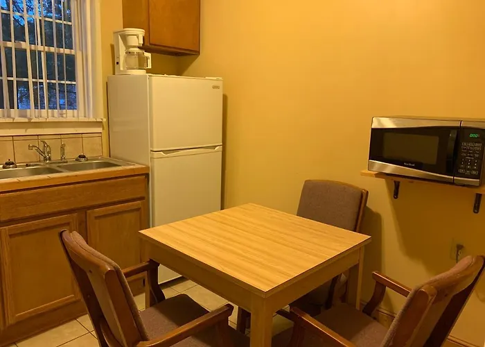 Dewitt Rooms & Cottages