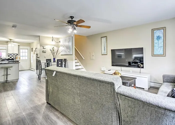 Family-Friendly Keansburg Home: Walk To Beach!