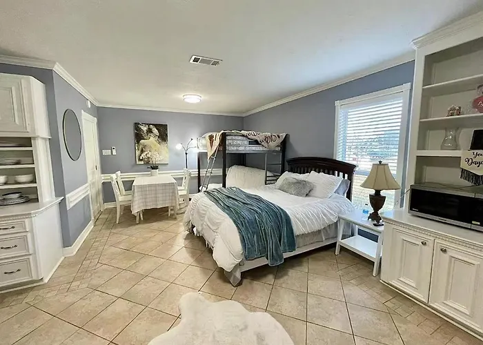 Beautiful Traditional Home*Modern Updates*Guest Suite B