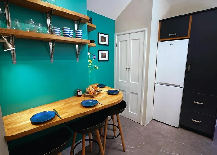 Calm 1 Bed Apartment With Parking In Winchester By At Hem