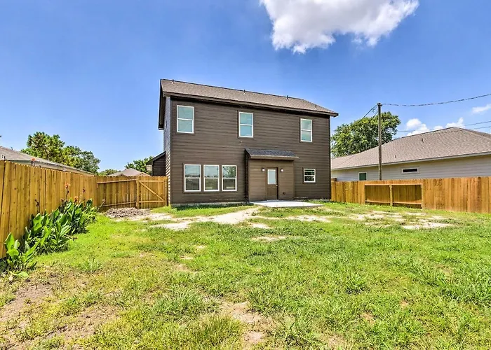 7 Mi To Gulf: Family Home W/ Yard In Texas City